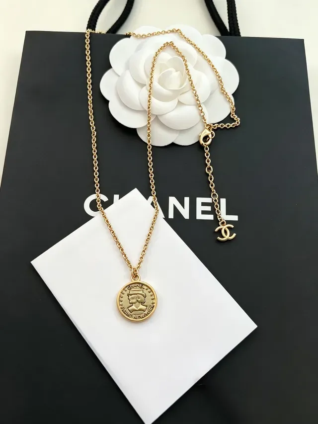 Chanel Colar Corrente Dourada Branca Pingente Medalhão Forma de Moeda 4