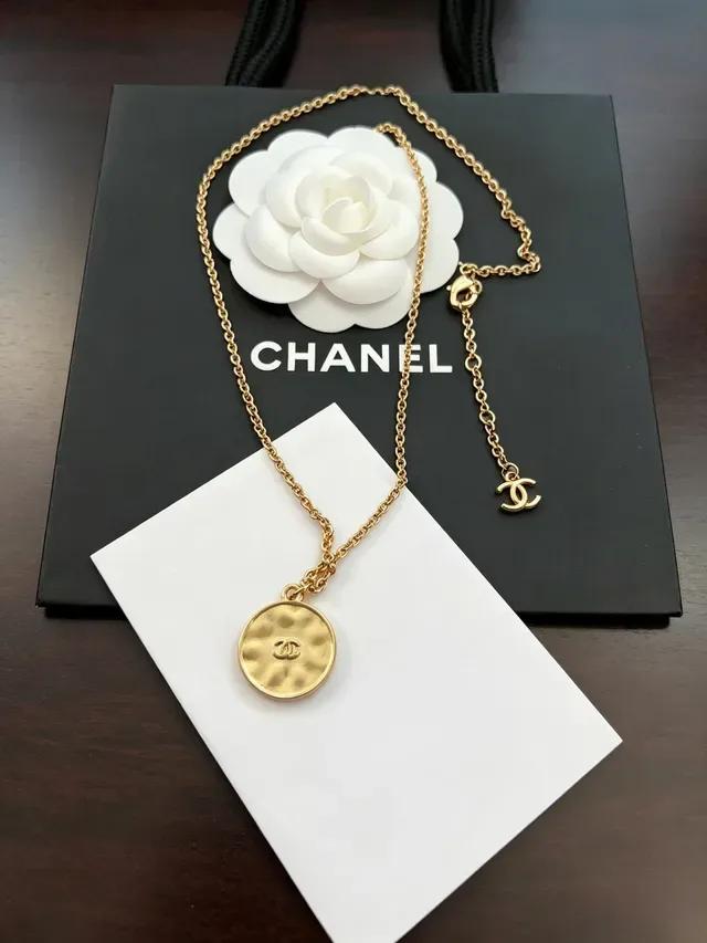 Chanel Colar Corrente Dourada Branca Pingente Medalhão Forma de Moeda 5