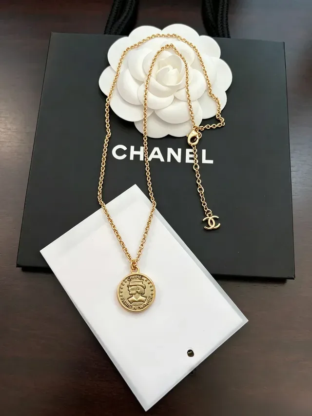 Chanel Colar Corrente Dourada Branca Pingente Medalhão Forma de Moeda 6