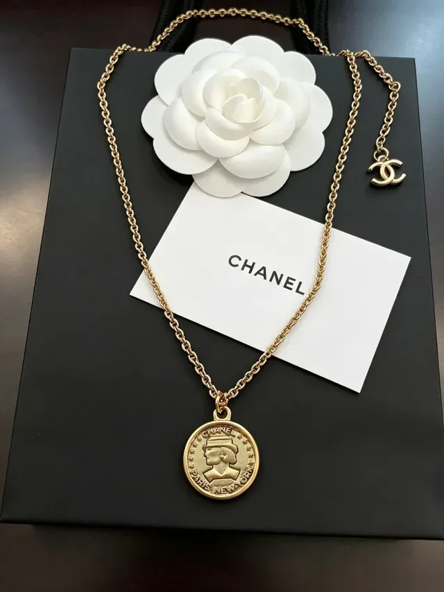 Chanel Colar Corrente Dourada Branca Pingente Medalhão Forma de Moeda 7
