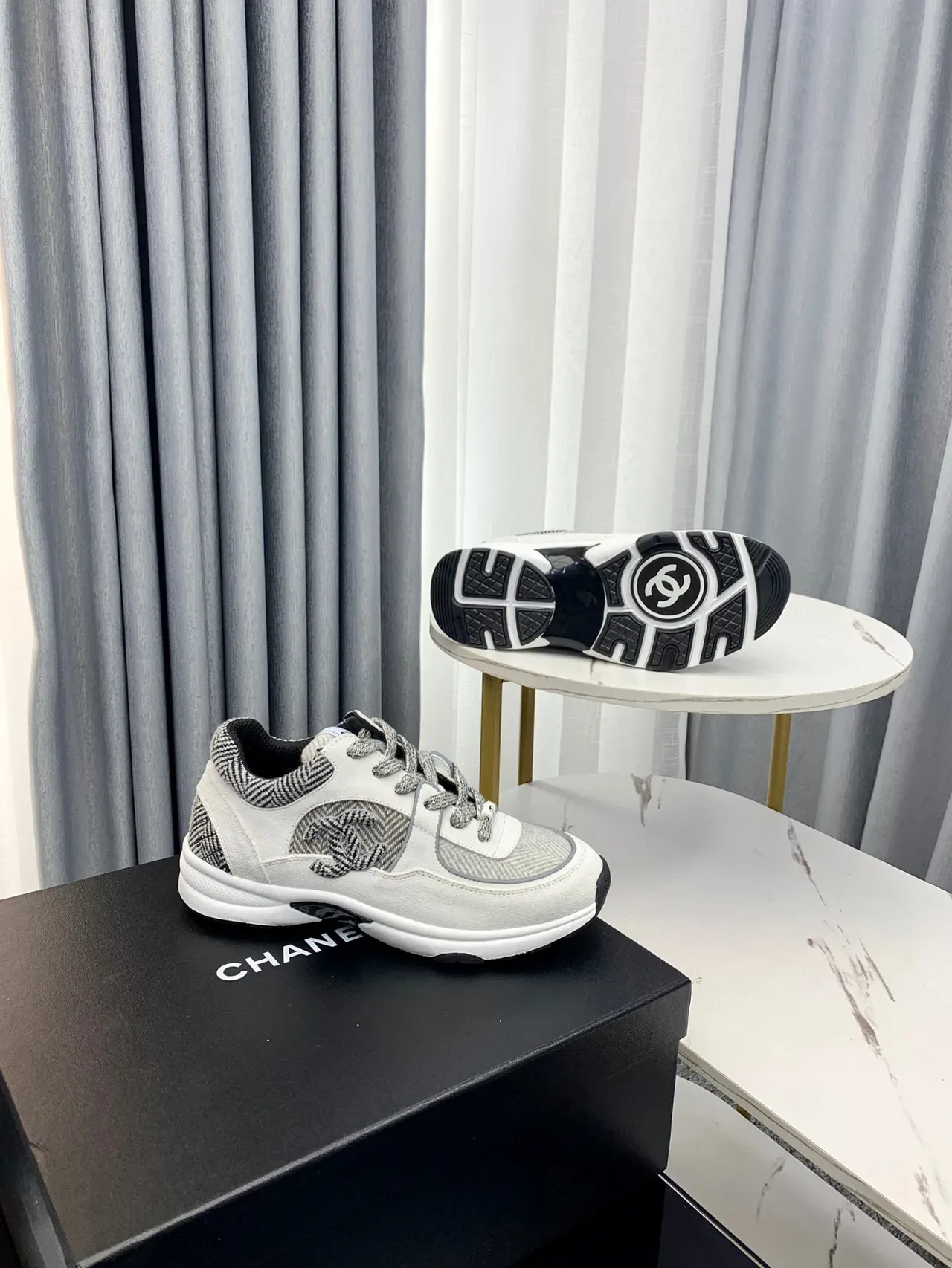 Chanel 灰白 Herringbone 纺织面板 Interlocking CC Logo 厚底运动鞋 2