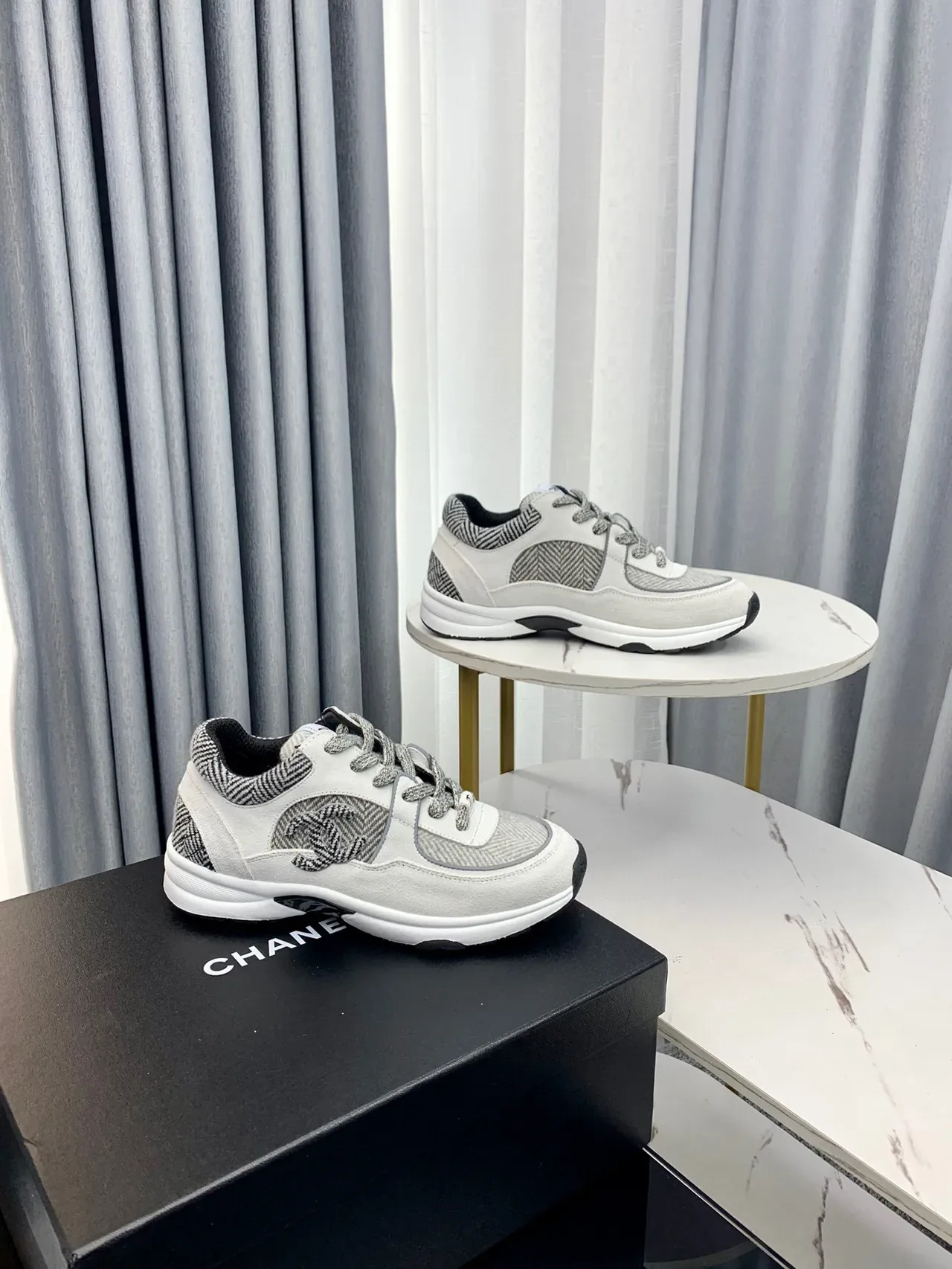 Chanel 灰白 Herringbone 纺织面板 Interlocking CC Logo 厚底运动鞋 3