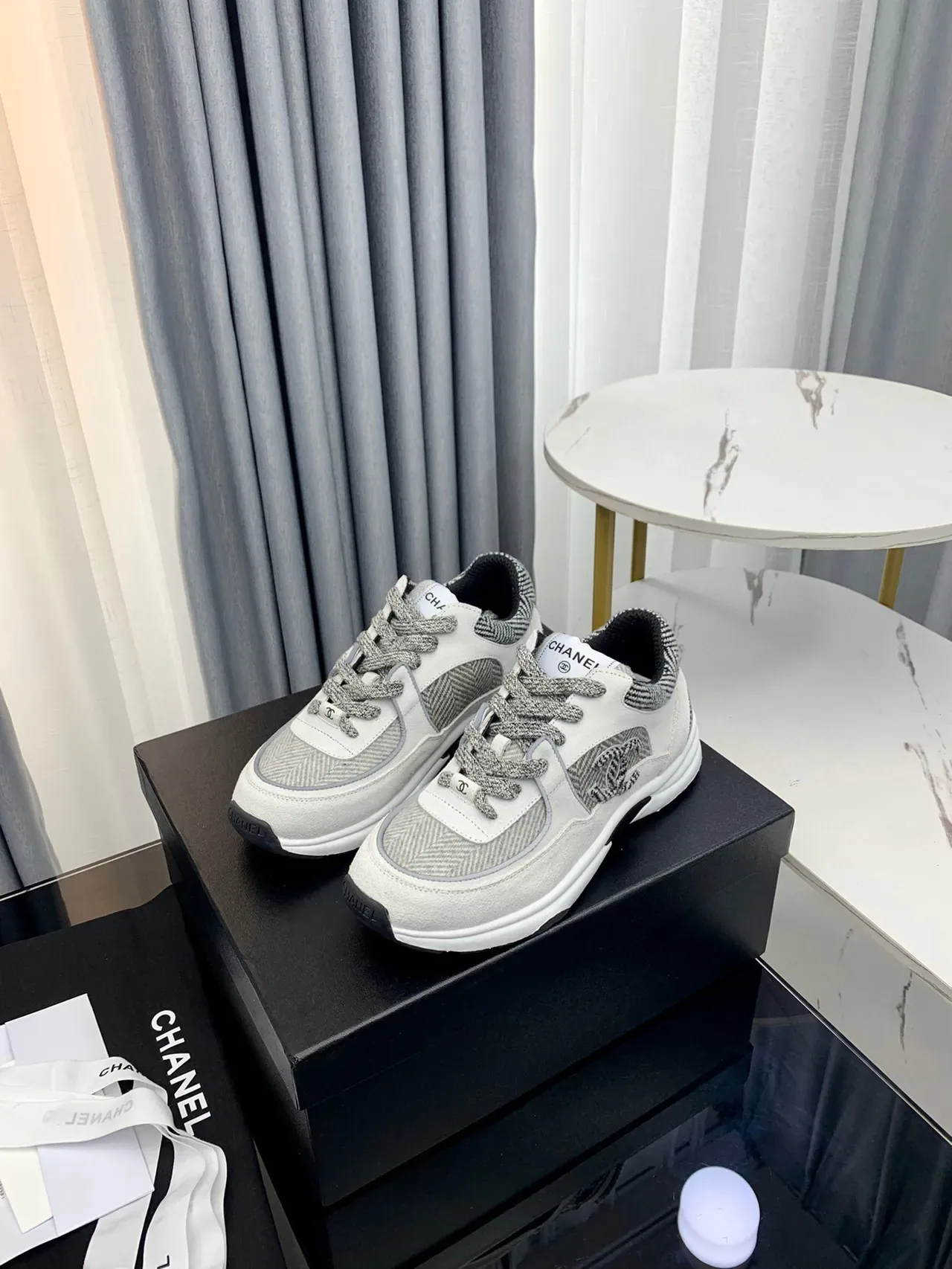 Chanel 灰白 Herringbone 纺织面板 Interlocking CC Logo 厚底运动鞋 4