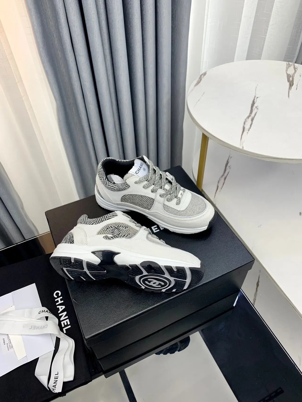 Chanel 灰白 Herringbone 纺织面板 Interlocking CC Logo 厚底运动鞋 5