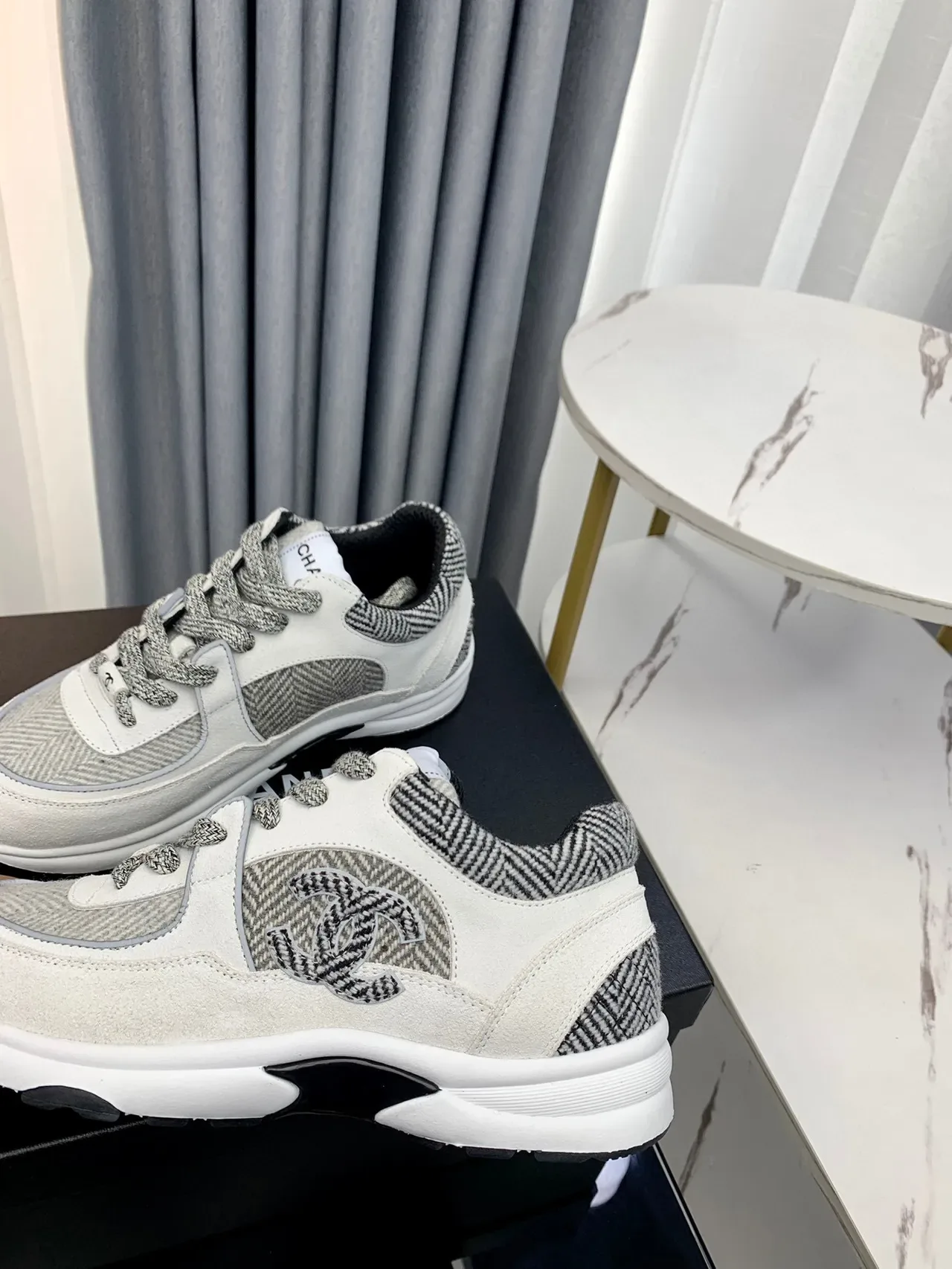 Chanel 灰白 Herringbone 纺织面板 Interlocking CC Logo 厚底运动鞋 6