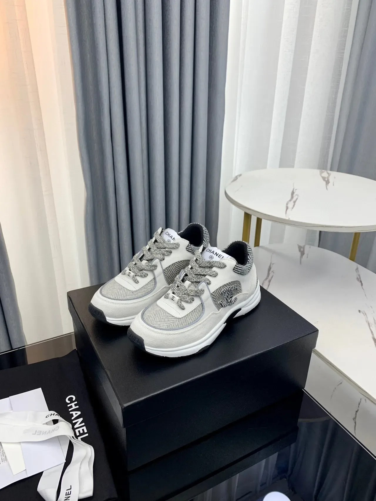 Chanel 灰白 Herringbone 纺织面板 Interlocking CC Logo 厚底运动鞋 8