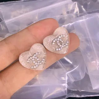 Chanel Pendientes con forma de corazón de cristal con logo CC