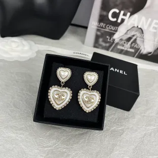 Chanel হার্ট-শেপড ক্রিস্টাল-এনক্রাস্টেড মাতার অপার্ল কানের দুল