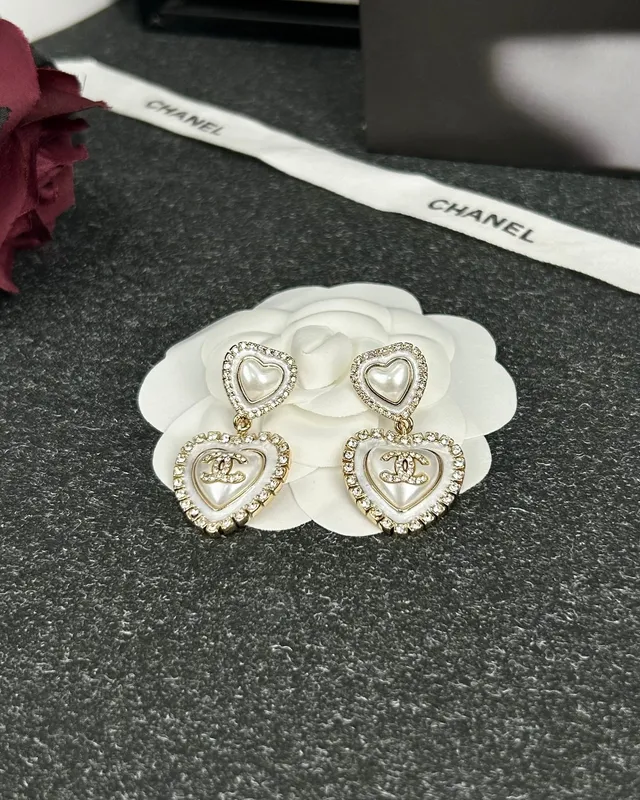 Chanel Boucles d'oreilles en forme de cœur incrustées de cristal et de mère de perle 2