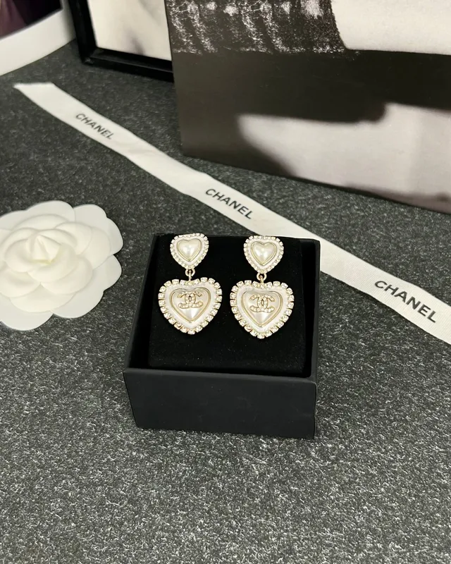 Chanel Boucles d'oreilles en forme de cœur incrustées de cristal et de mère de perle 3