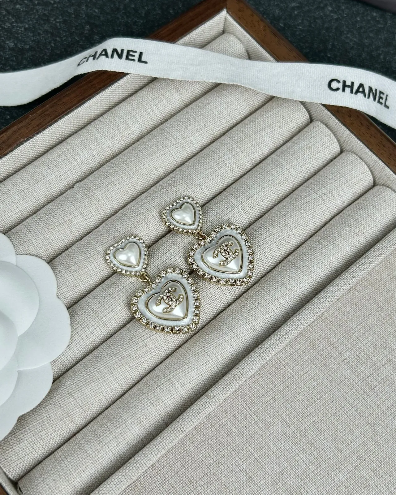 Chanel Boucles d'oreilles en forme de cœur incrustées de cristal et de mère de perle 4
