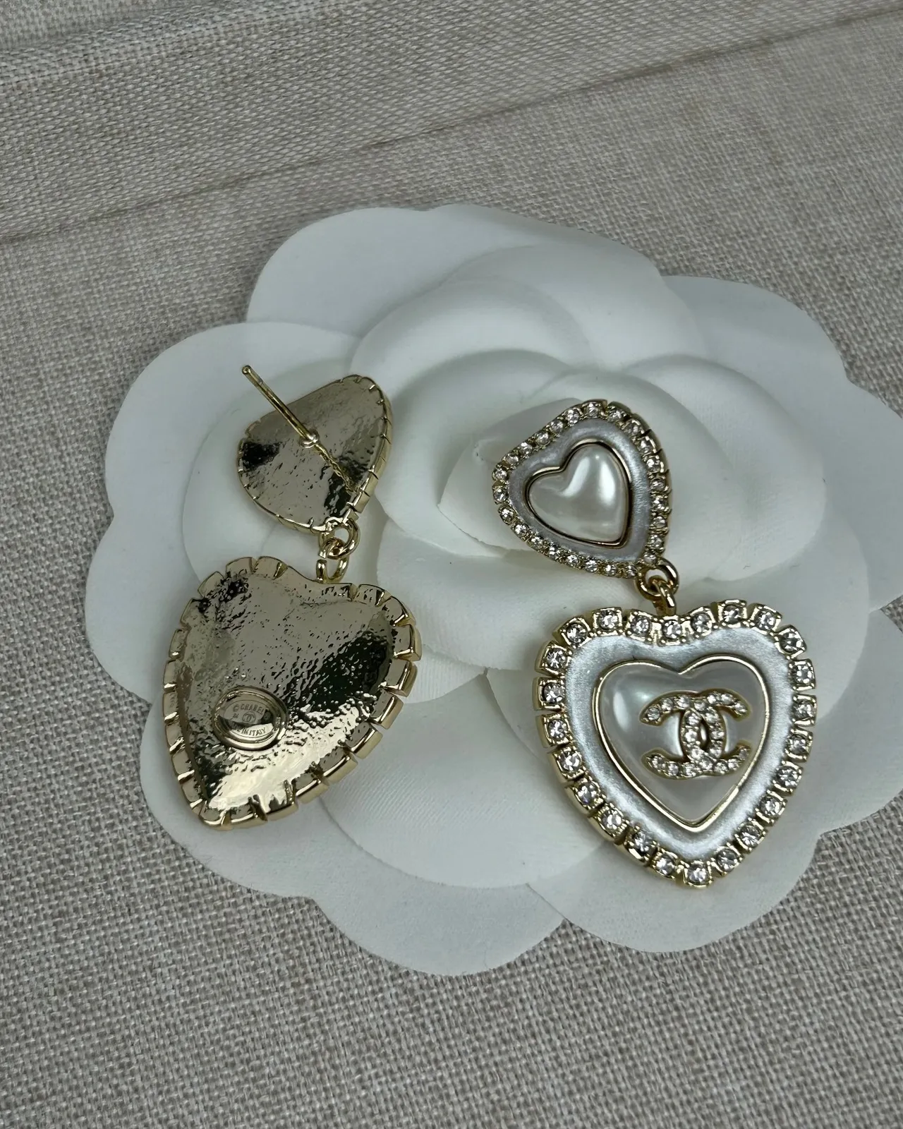 Chanel Boucles d'oreilles en forme de cœur incrustées de cristal et de mère de perle 5