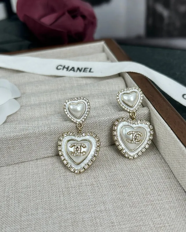 Chanel Boucles d'oreilles en forme de cœur incrustées de cristal et de mère de perle 6
