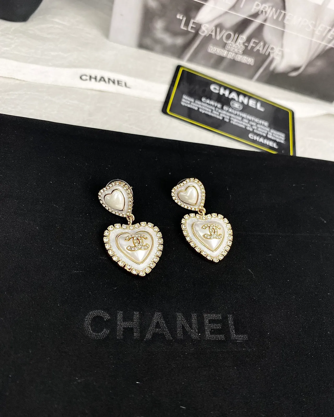 Chanel Boucles d'oreilles en forme de cœur incrustées de cristal et de mère de perle 7