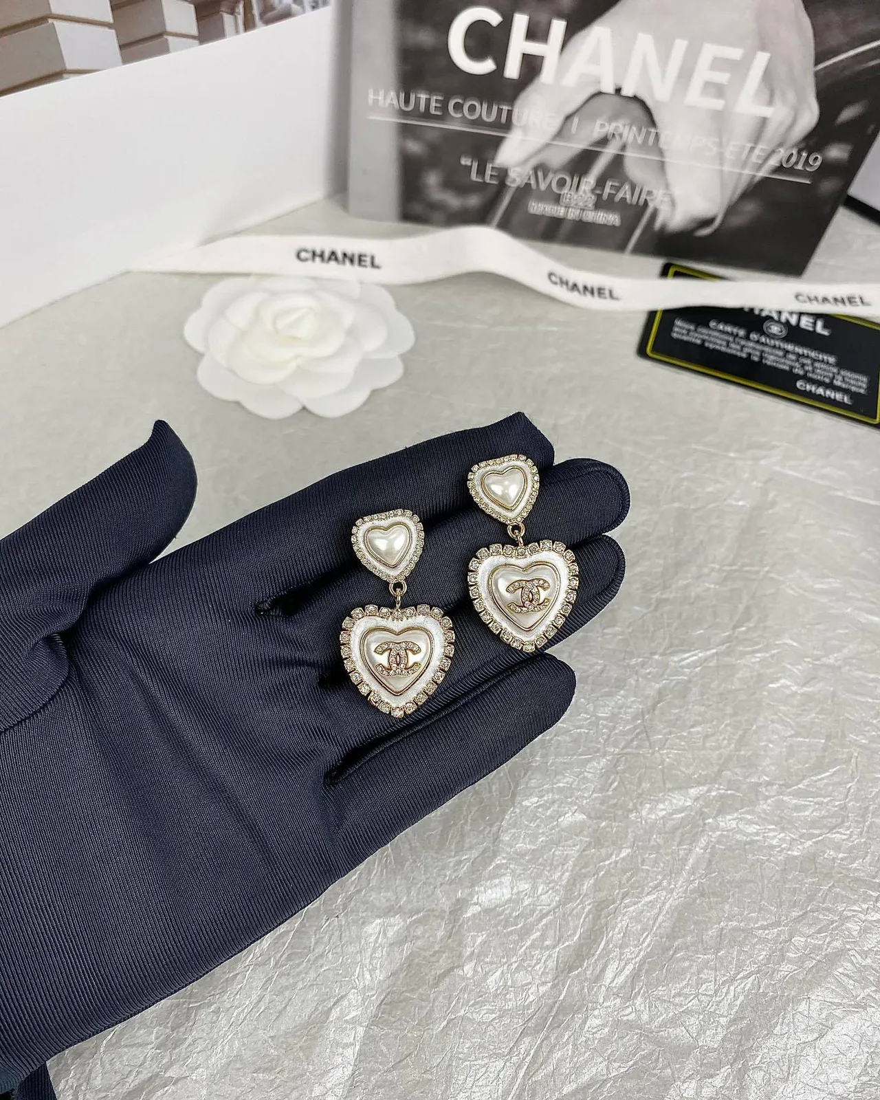 Chanel Boucles d'oreilles en forme de cœur incrustées de cristal et de mère de perle 8
