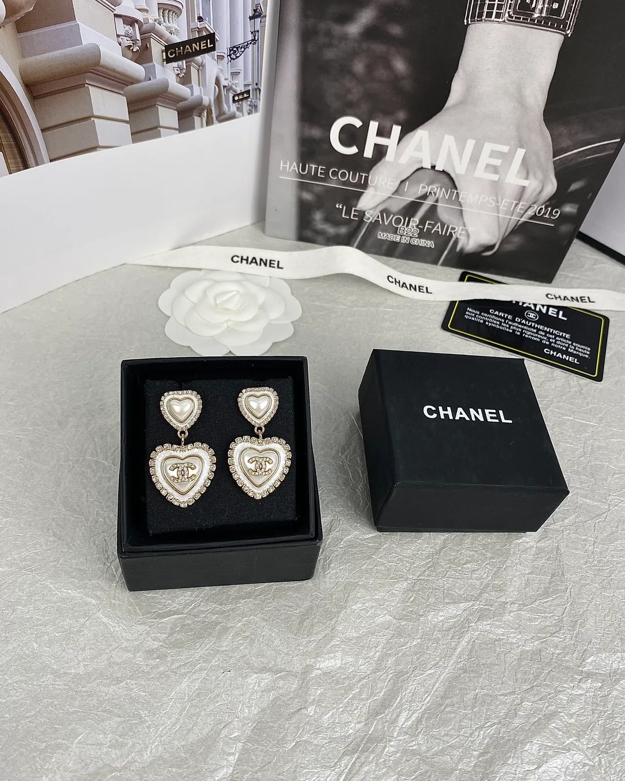 Chanel Boucles d'oreilles en forme de cœur incrustées de cristal et de mère de perle 9