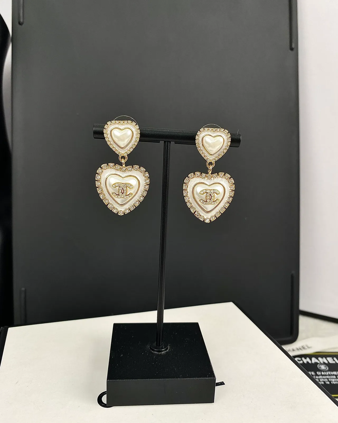 Chanel Boucles d'oreilles en forme de cœur incrustées de cristal et de mère de perle 10