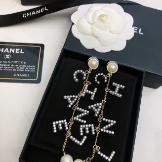 Chanel हروف لؤلؤ وكريستال أقراط معلقة