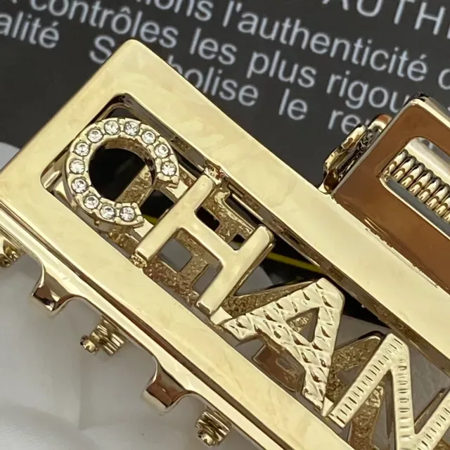 Broche Chanel Logo Cristal Clip de Cabelo Dourado 4