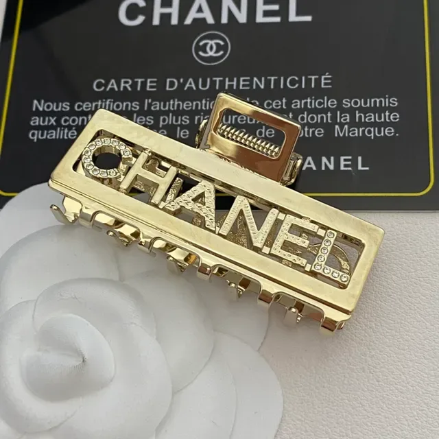 Broche Chanel Logo Cristal Clip de Cabelo Dourado 5