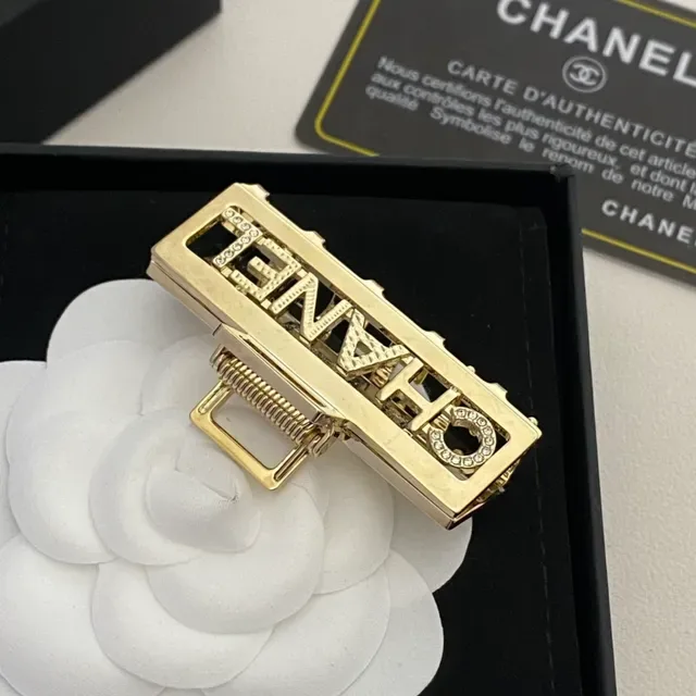 Broche Chanel Logo Cristal Clip de Cabelo Dourado 8
