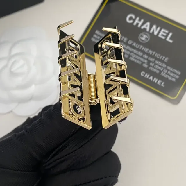 Broche Chanel Logo Cristal Clip de Cabelo Dourado 9