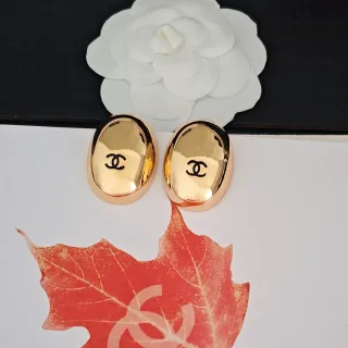 أقراط Chanel شعار بيضاوي بلون ذهبي كليب أون