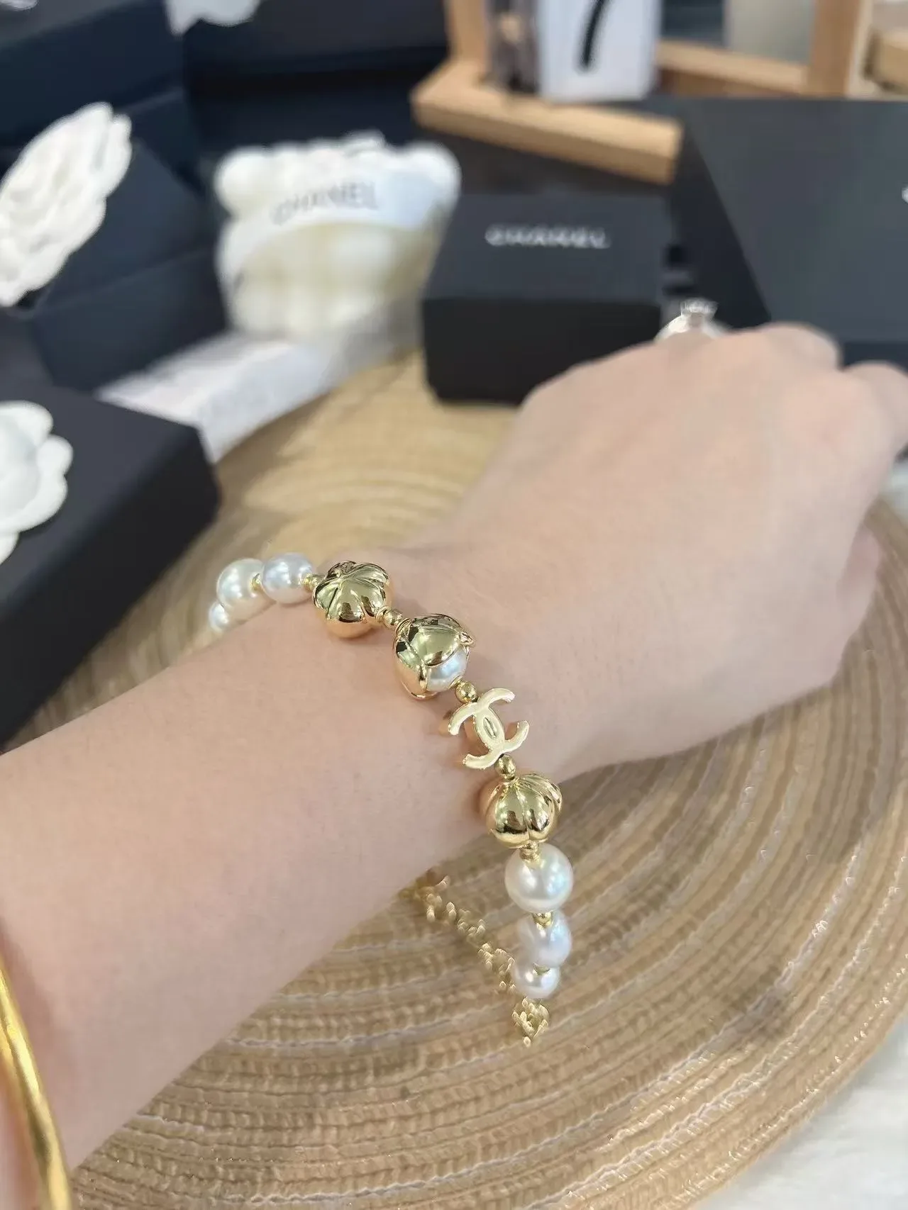 Pulseira Chanel pérolas e charm CC corrente ouro e branco pérolas barrocas 2