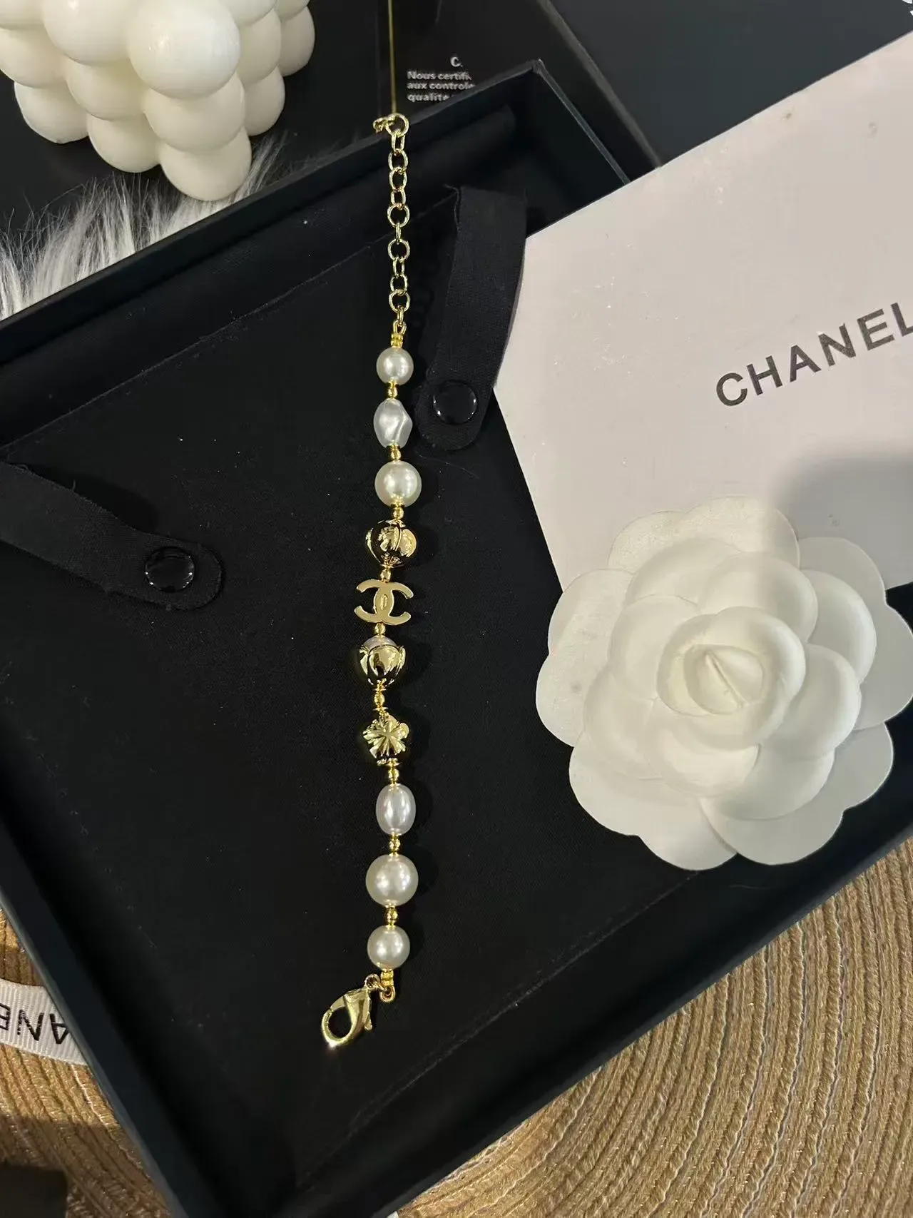 Pulseira Chanel pérolas e charm CC corrente ouro e branco pérolas barrocas 3