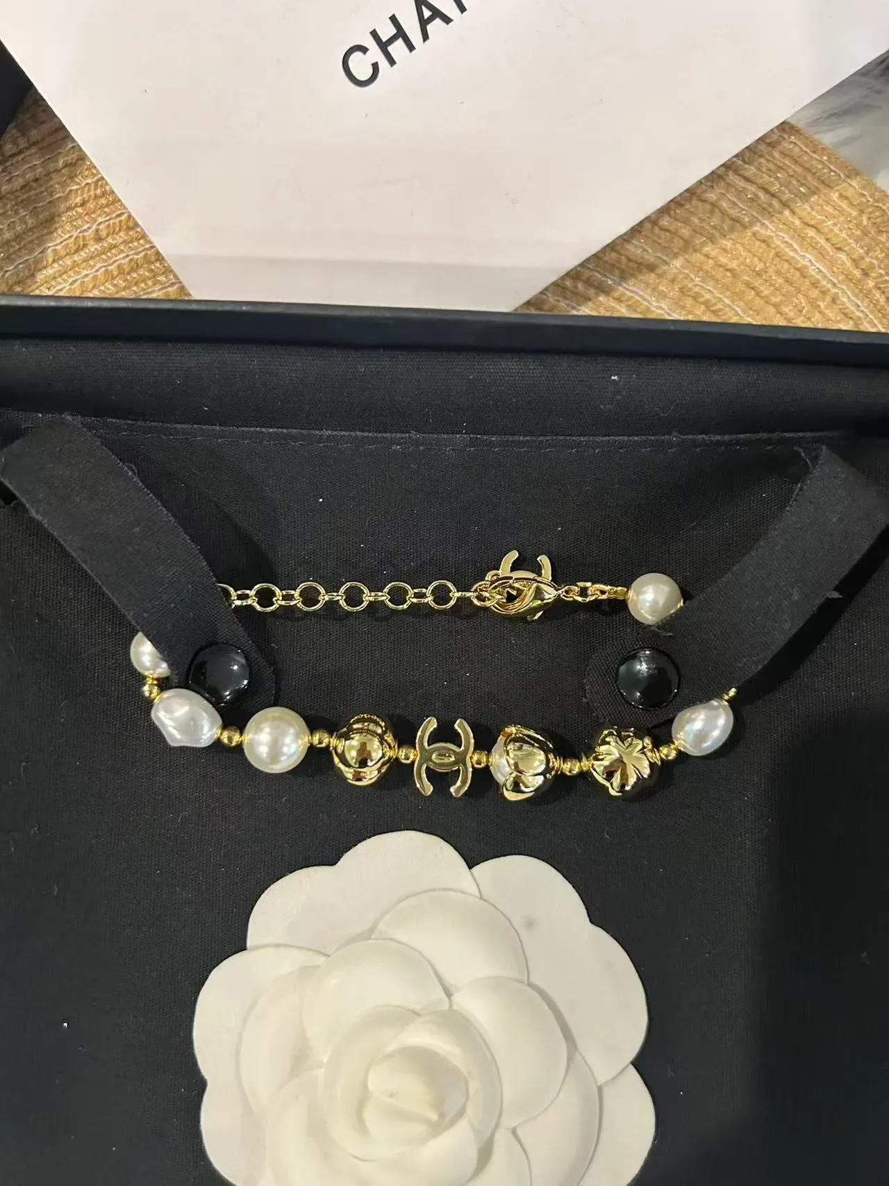 Pulseira Chanel pérolas e charm CC corrente ouro e branco pérolas barrocas 4