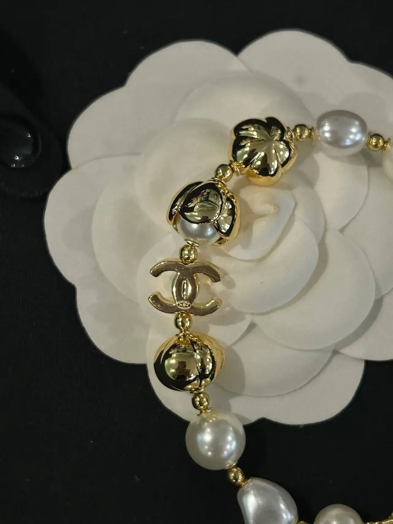Pulseira Chanel pérolas e charm CC corrente ouro e branco pérolas barrocas 5