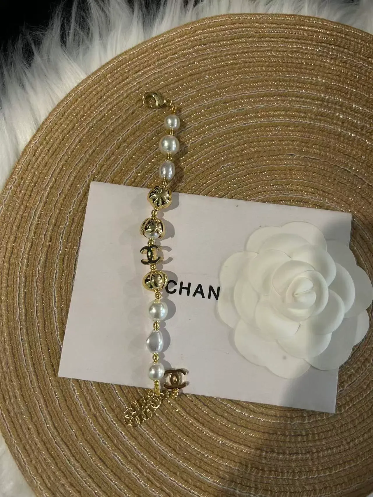 Pulseira Chanel pérolas e charm CC corrente ouro e branco pérolas barrocas 6