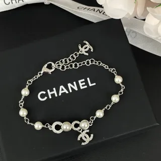 Chanel سوارة لؤلؤ وشعار CC