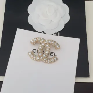 Chanel मोती और क्रिस्टल CC Logo ब्रोच