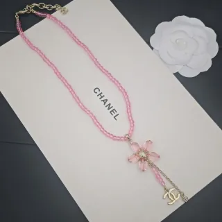 Chanel قلادة وردية خرزية زهورية