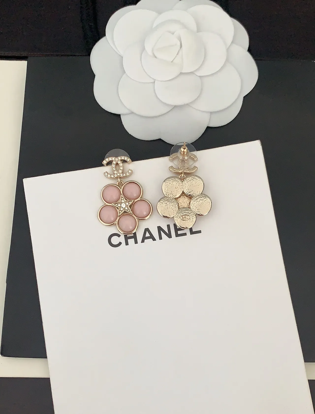 Chanel পিঙ্ক গোল্ড ফ্লোরাল ক্লাস্টার ক্রিস্টাল-এম্বেলিশড ইয়াররিংস 2