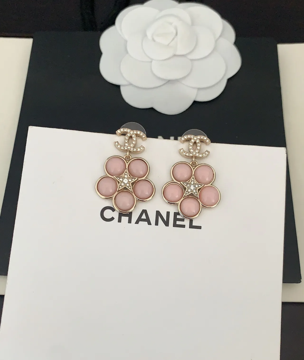 Chanel পিঙ্ক গোল্ড ফ্লোরাল ক্লাস্টার ক্রিস্টাল-এম্বেলিশড ইয়াররিংস 3
