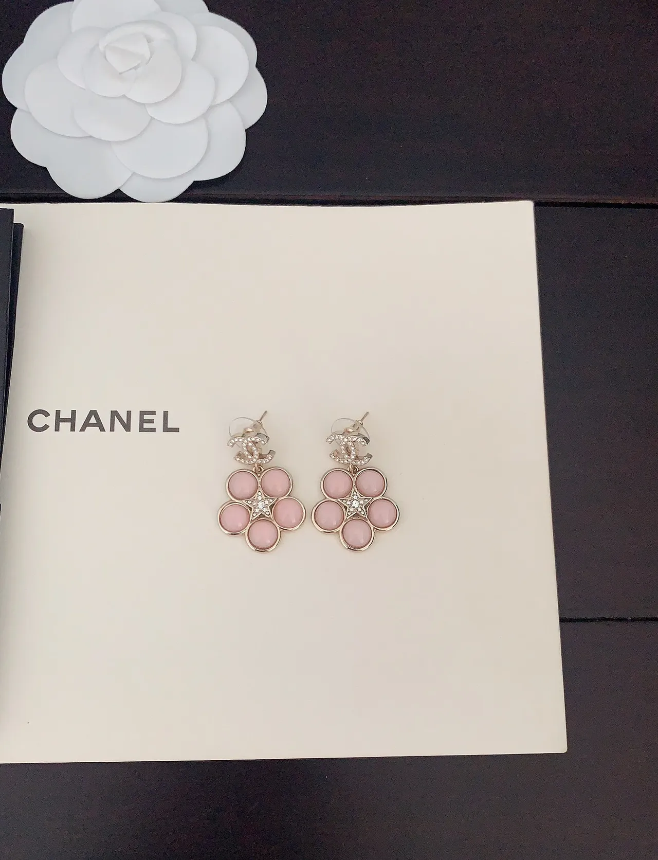 Chanel পিঙ্ক গোল্ড ফ্লোরাল ক্লাস্টার ক্রিস্টাল-এম্বেলিশড ইয়াররিংস 4