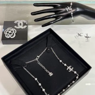 Chanel سلسلة فضية بيضاء لؤلؤ مصنوعة قلادة