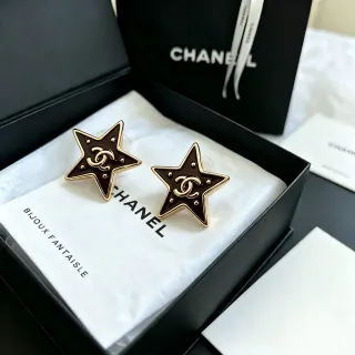 Chanel Pendientes de botón de estrella esmaltada y tono dorado con CC Logo