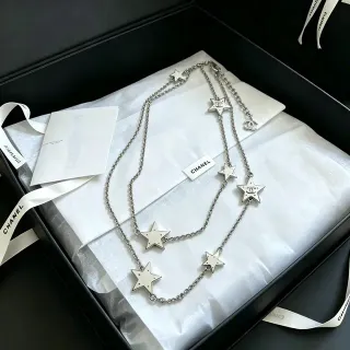 चैनल स्टार मोटिफ एनामेल भरा सिल्वर चेन नेकलेस