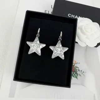 Chanel أقراط على شكل نجمة CC Logo فضي أبيض مطبوخ