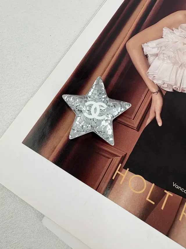 Chanel ताराकार क्रिस्टल CC Logo ब्रोच 11