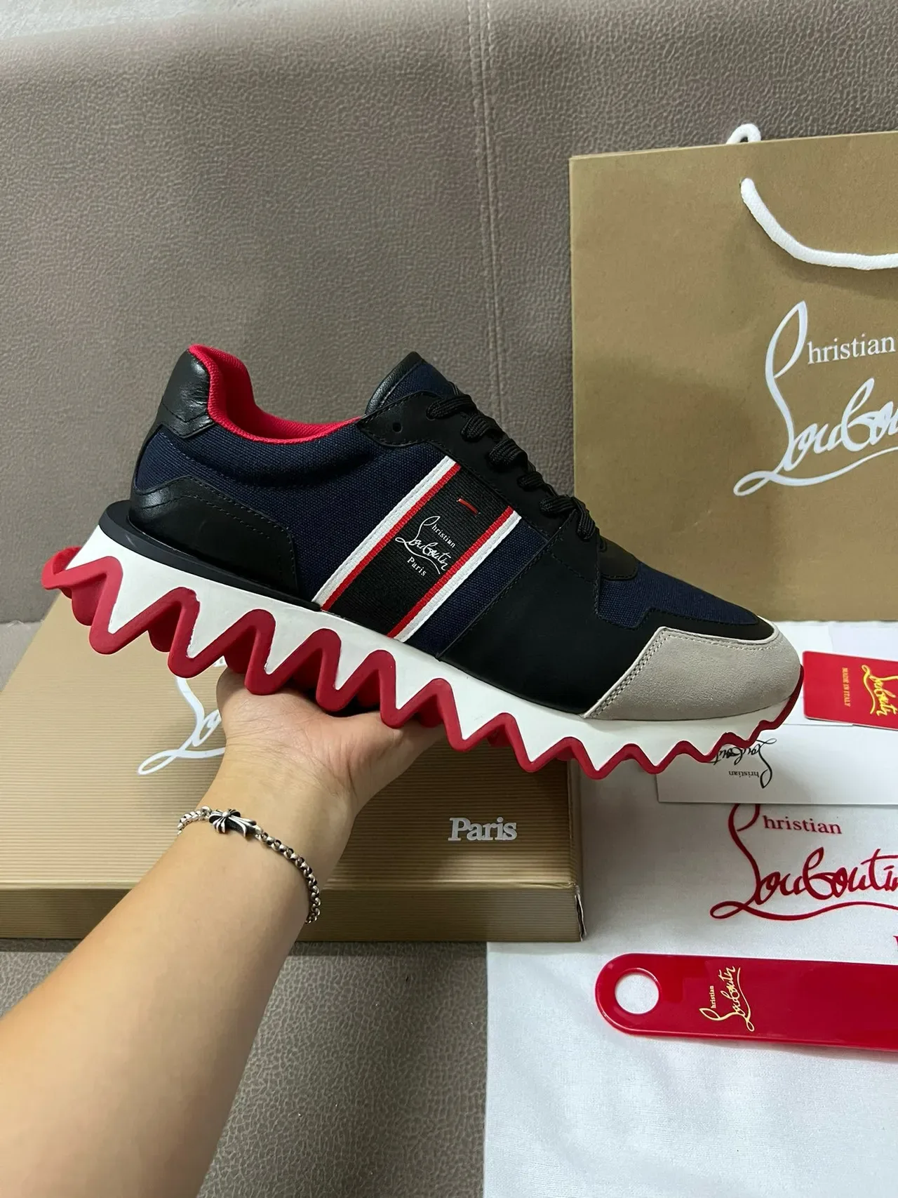 Christian Louboutin Wave Runner azul-marinho preto vermelho branco tênis lifestyle 2