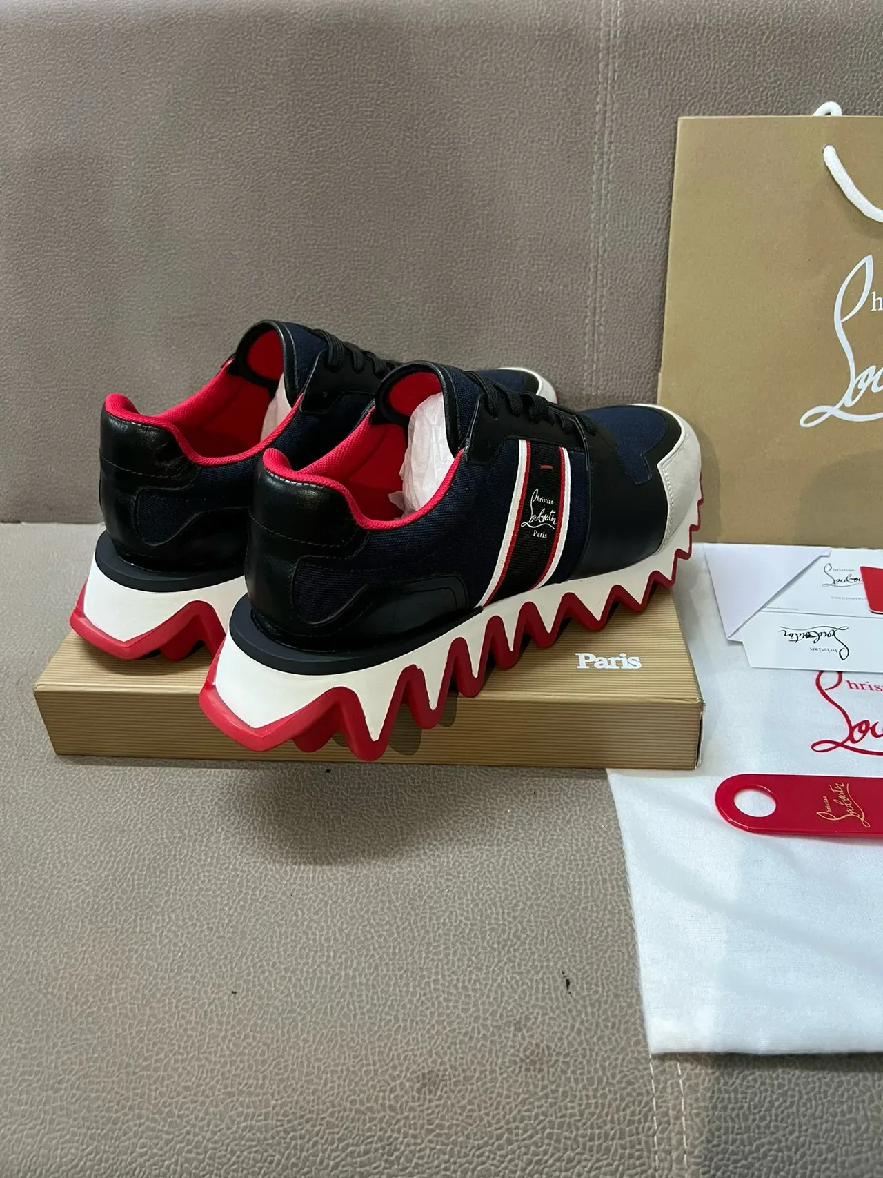 Christian Louboutin Wave Runner azul-marinho preto vermelho branco tênis lifestyle 5