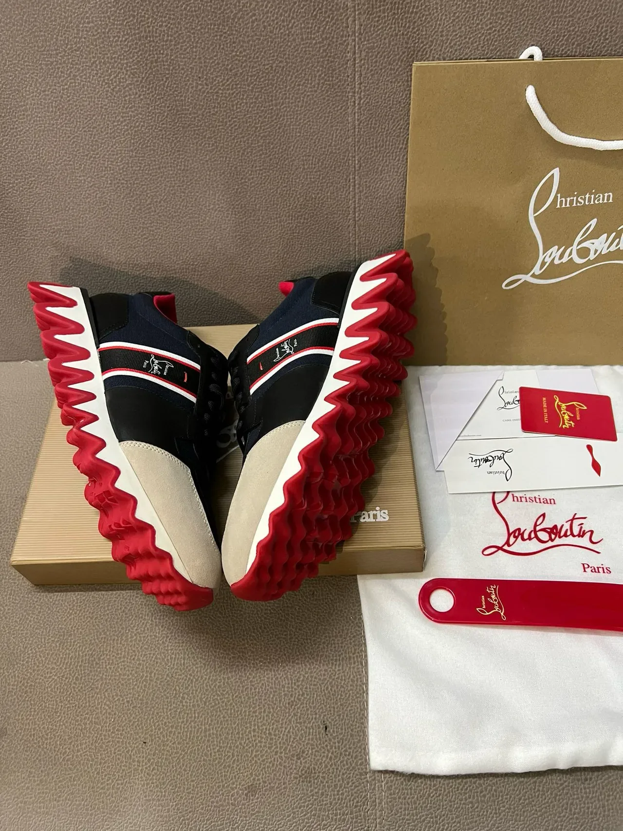 Christian Louboutin Wave Runner azul-marinho preto vermelho branco tênis lifestyle 7