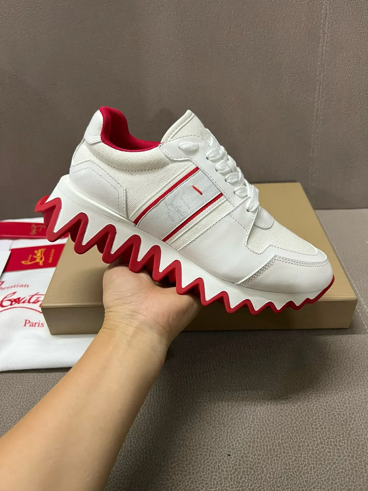Christian Louboutin Tênis Lifestyle Branco e Vermelho com Solado Zigzag 2