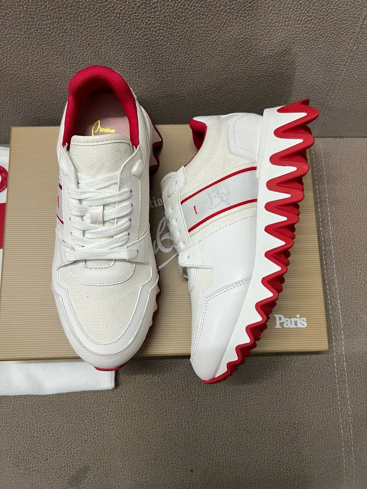 Christian Louboutin Tênis Lifestyle Branco e Vermelho com Solado Zigzag 4