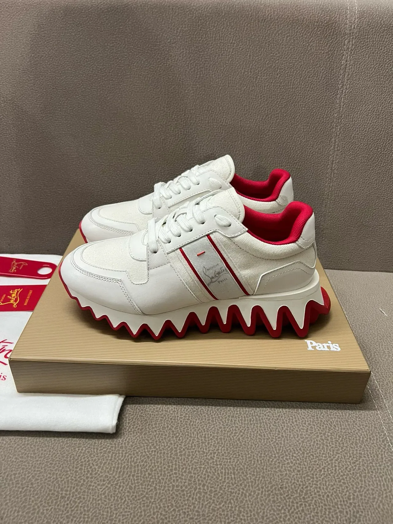 Christian Louboutin Tênis Lifestyle Branco e Vermelho com Solado Zigzag 8