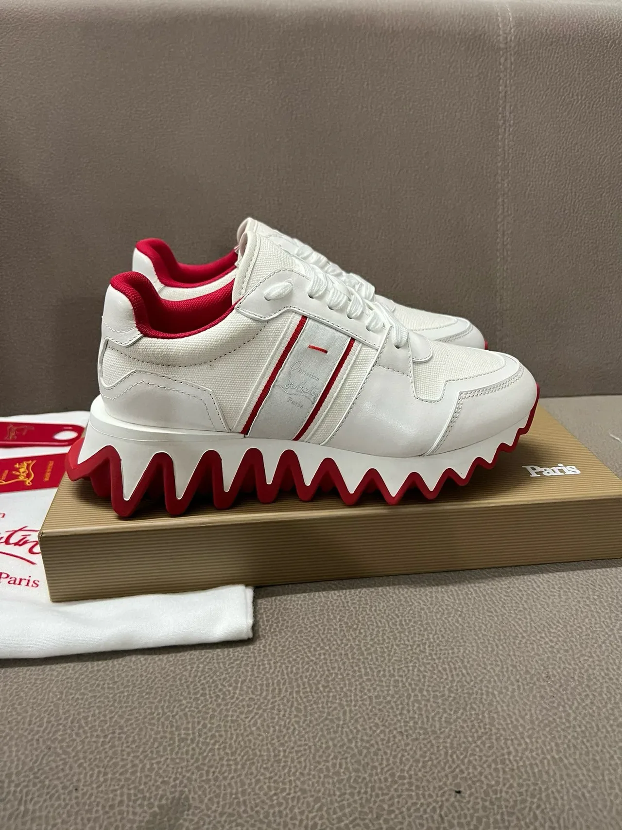 Christian Louboutin Tênis Lifestyle Branco e Vermelho com Solado Zigzag 9